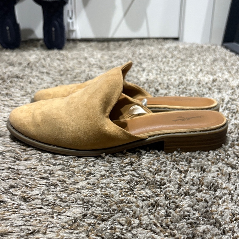Universal Thread Tan Mules
